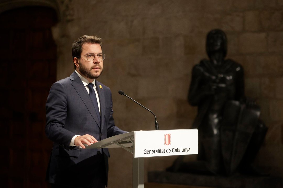 El president Pere Aragonés comparece ante los medios tras la reunión que mantuvo con el secretario general de JxCat, Jordi Turull, hoy miércoles en el Palau de la Generalitat. EFE.
