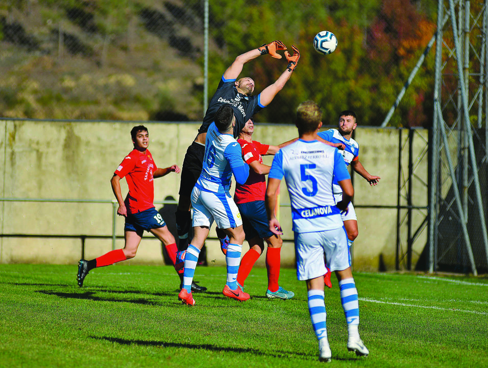 Partido de fútbol de primera regional entre el Monterrei y el Sporting Celanova.
Foto: Xesús Fariñas