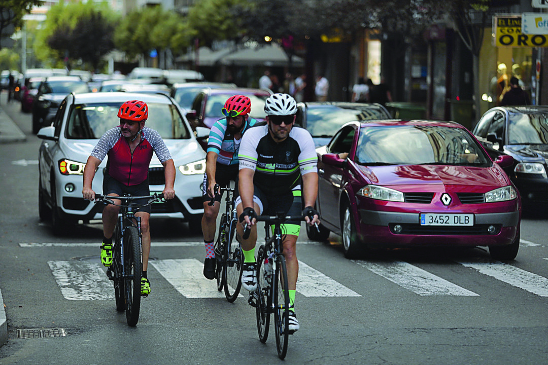 Ciclistas circulando por las calles del centro de Ourense. (JOSÉ PAZ)