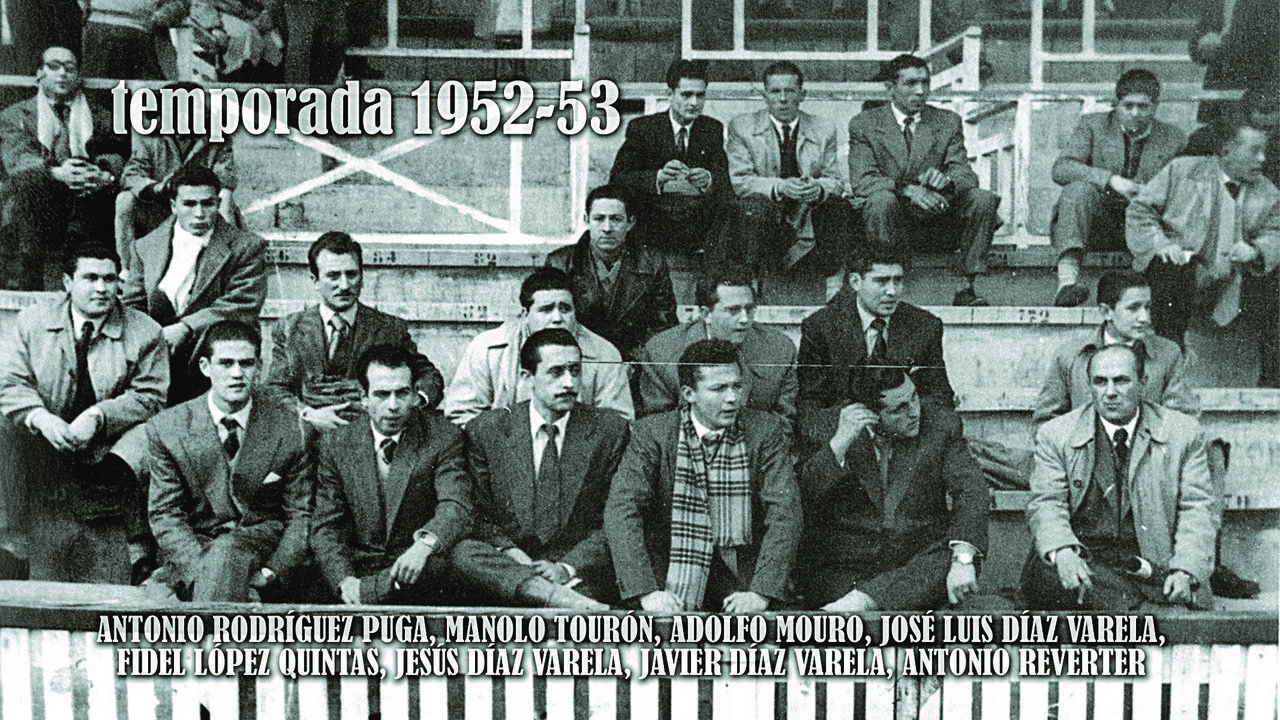 El acta fundacional de CD Ourense, la directiva y la plantilla rojilla de 1952, y la crónica del diario La Región del primer amistoso del equipo ourensano.