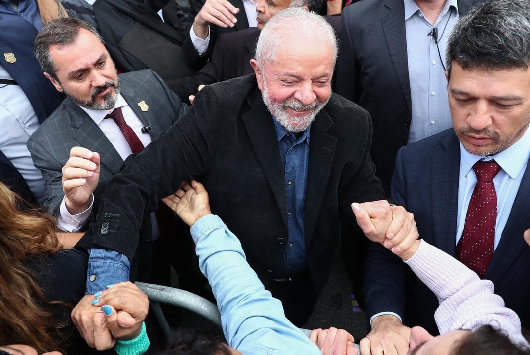 El exmandatario brasileño Luiz Inácio Lula da Silva (c) saluda a seguidores luego de votar en un puesto de votación (EFE)