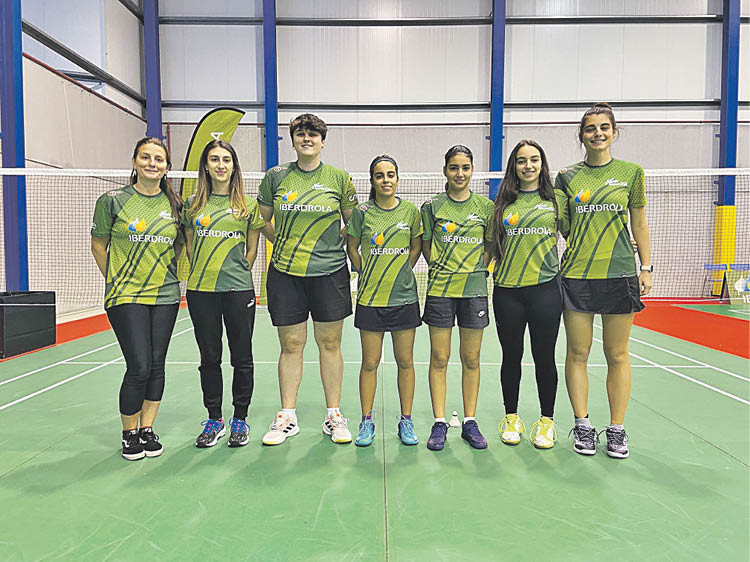Las integrantes del equipo femenino del Club Athlos de bádminton, en Oviedo.