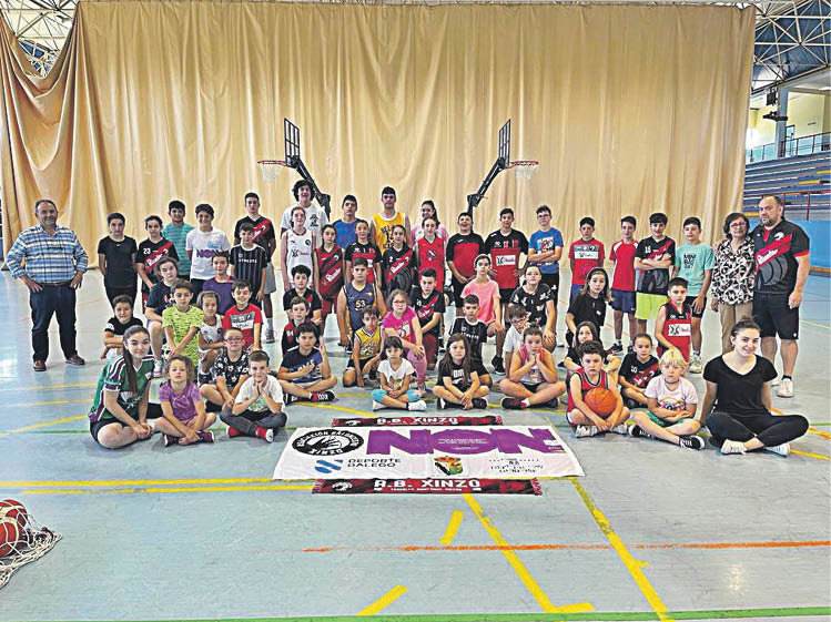 Algunos de los niños y jóvenes inscritos en las actividades saludables y deportivas de Xinzo.