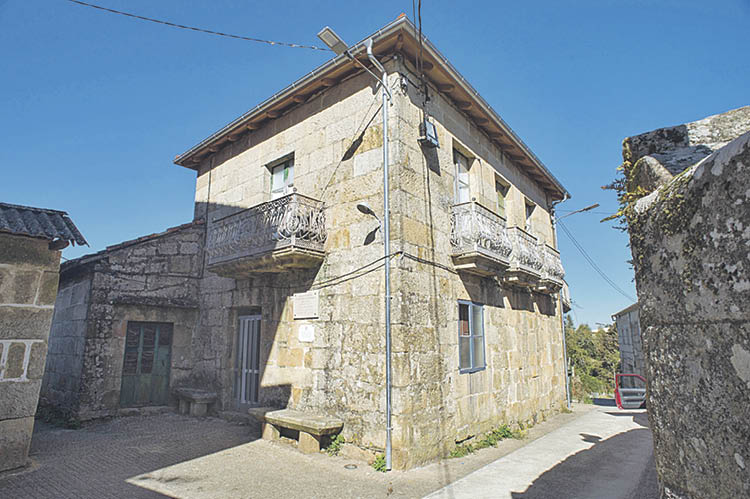 Exterior de la conocida como “Casa dos invitados” situada en Cartelle.