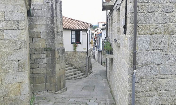 Una de las calles del casco histórico de Ribadavia.