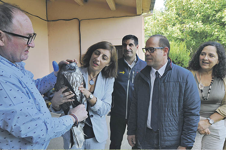Ángeles Vázquez acaricia un ave, en el centro de Rodicio.
