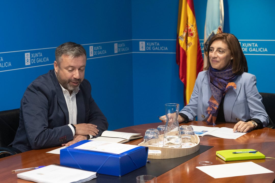    A conselleira de Medio Ambiente, Territorio e Vivenda, Ángeles Vázquez, reúnese co alcalde de Cualedro. 