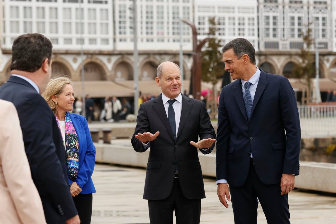 l presidente del Gobierno, Pedro Sánchez (d), conversa con el canciller alemán Olaf Scholz (i) a su llegada a la cumbre hispano-alemana en A Coruña. Foto: EFE.