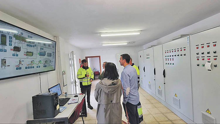 Los concejales de Ribeiro en Común visitando las instalaciones de Teo.