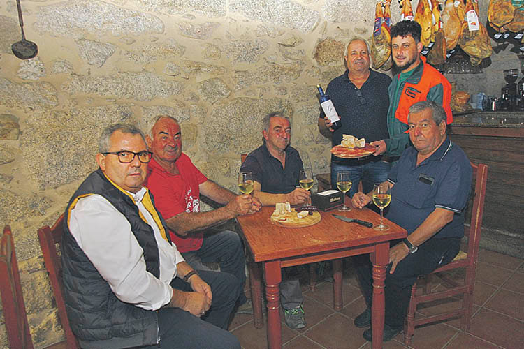 Ambiente en el bar Celso’s. El dueño del local, Pablo López (de pie a la derecha), posa con sus clientes. MIGUEL ÁNGEL