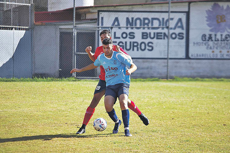 El centrocampista Hugo, del Cortegada, protege el balón presionado por Moro, del Monterrei. MIGUEL ÁNGEL