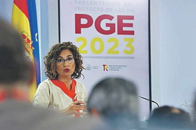 La ministra de Hacienda, María Jesús Montero, presentando los PGE.