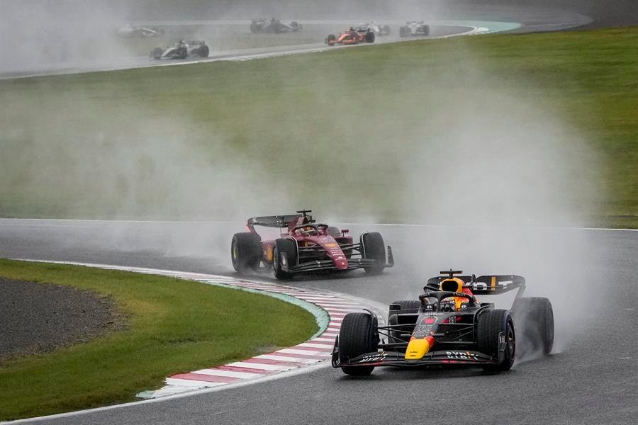 Max Verstappen liderando la carrera en Suzuka (EFE).