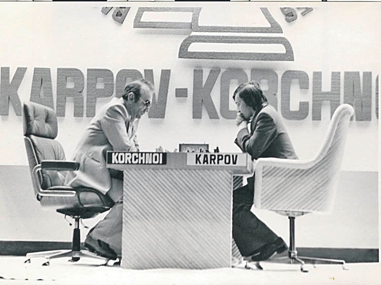 Año 1978, Korchnoi con gafas de sol ante Karpov, durante el polémico Mundial de Filipinas.