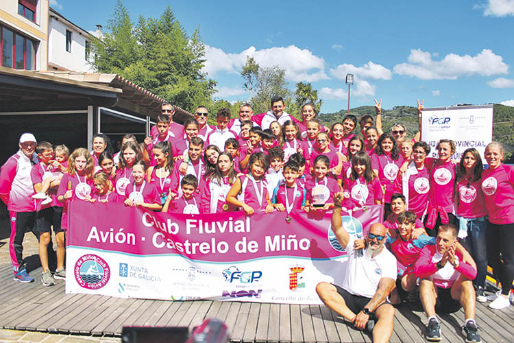 Los integrantes del Club Fluvial Avión-Castrelo de Miño, entidad que se alzó con el título en la Liga Provincial/Copa Diputación 2022 de piragüismo.