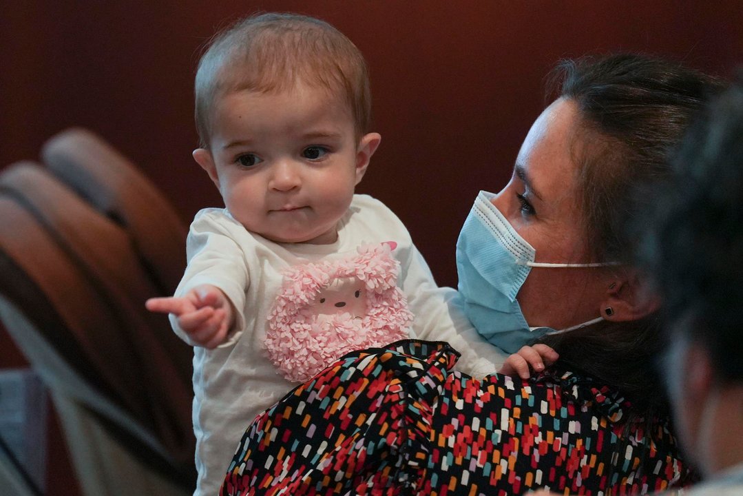La pequeña Emma, de 13 meses, en brazos de su madre, Ana, en el hospital público madrileño de La Paz (EFE)