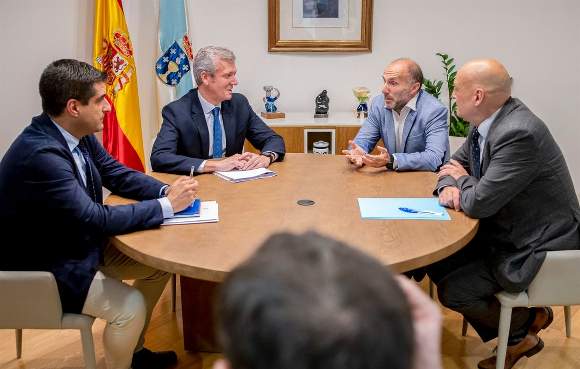 El presidente de la Xunta, Alfonso Rueda (2-i), asiste a una reunión con el alcalde de Ourense, Gonzalo Pérez Jácome (2-d). EFE