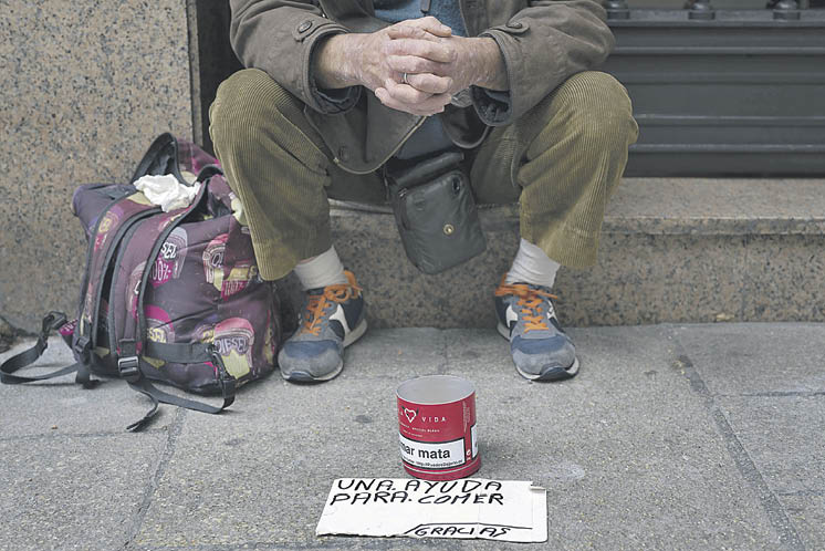 El bilbaíno Javier, que prefiere no mostrar su rostro, sentado en la calle del Paseo.