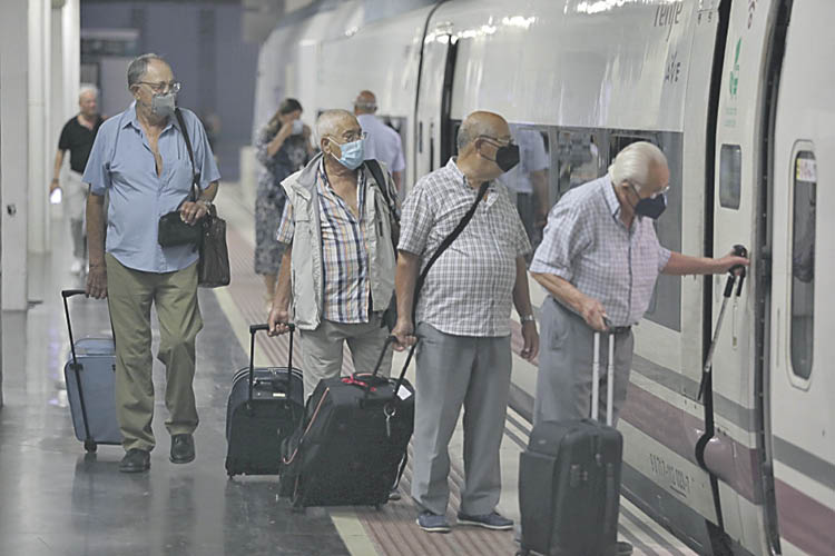 Usuarios del AVE, en la estación de Alicante.
