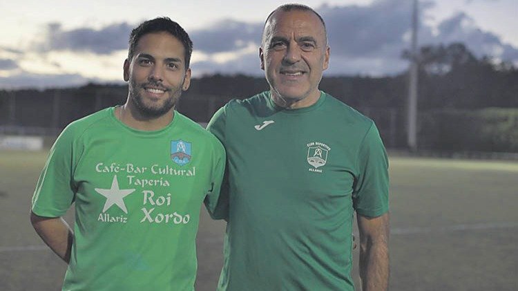El entrenador Jorge Regal (derecha) junto a su ayudante Jannick López, en O Seixo.
