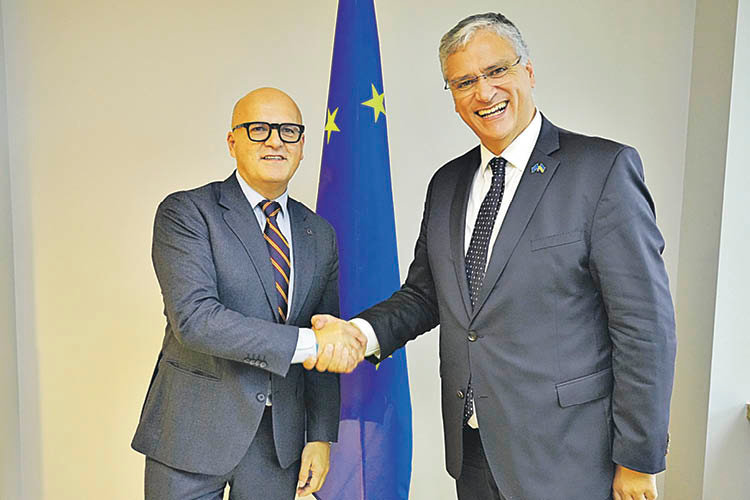 Manuel Baltar con Vasco Cordeiro, miembro del Partido Socialista luso y presidente del Comité Europeo de Regiones.