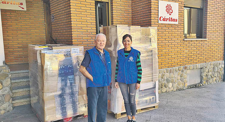 Julio Mourelo e Isabel Álvarez en la entrega de alimentos.