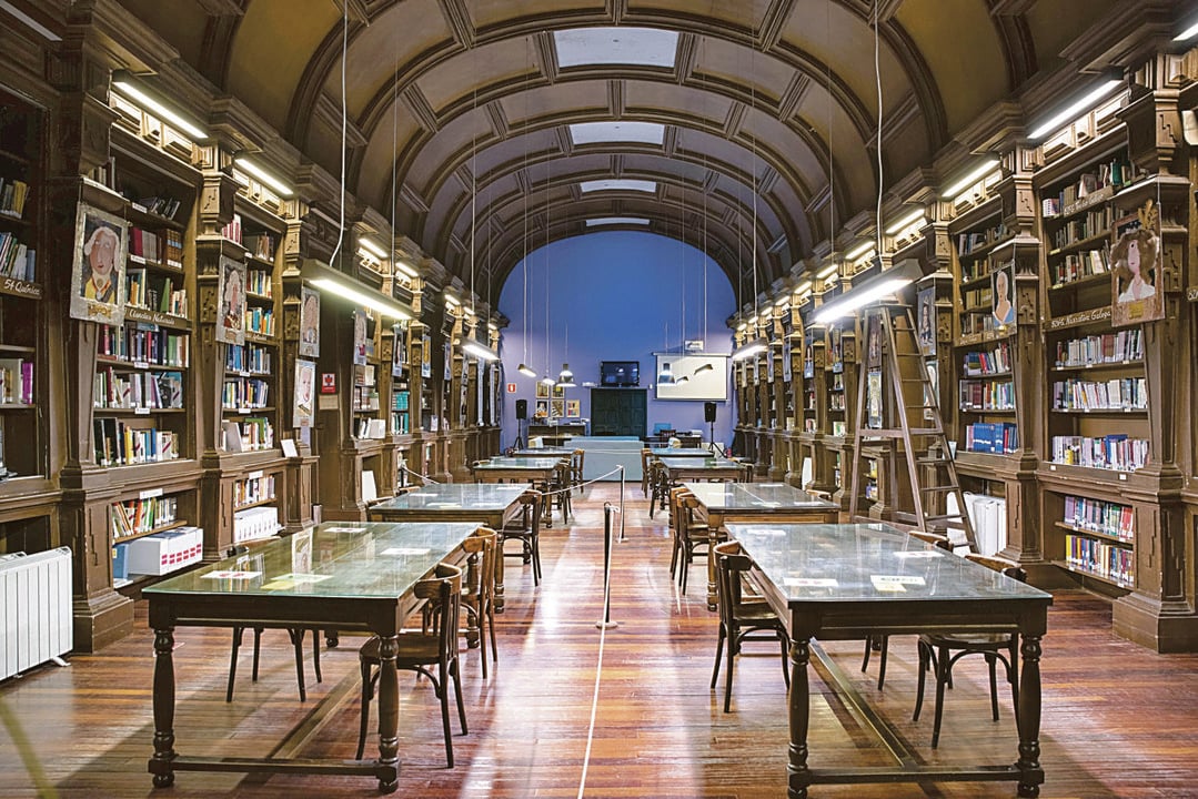 Interior de la biblioteca del IES Celso Emilio Ferreiro de Celanova, en la que se grabó una serie.  (ÓSCAR PINAL)