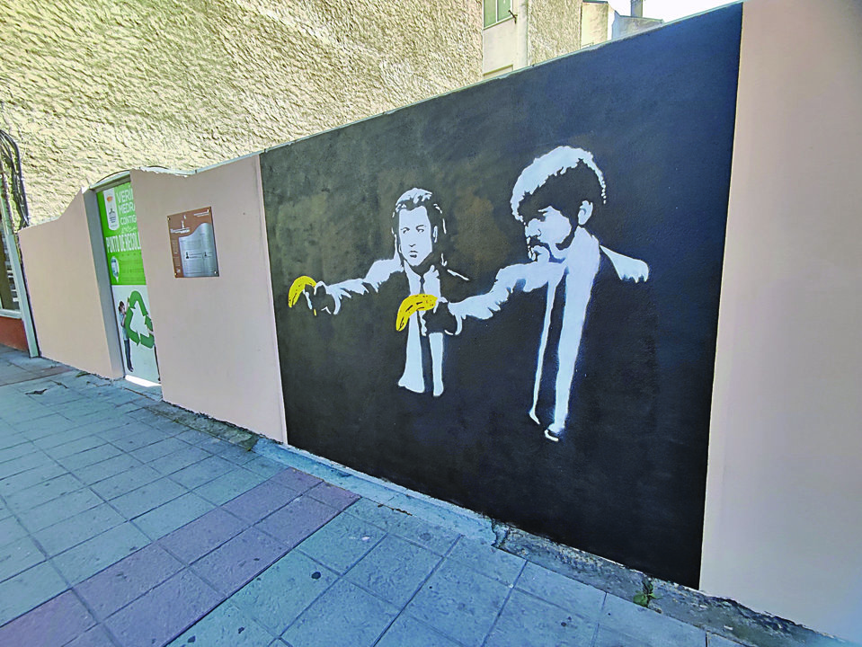 O muro do punto limpo da avenida Luis Espada con “Pulp Fiction”.
