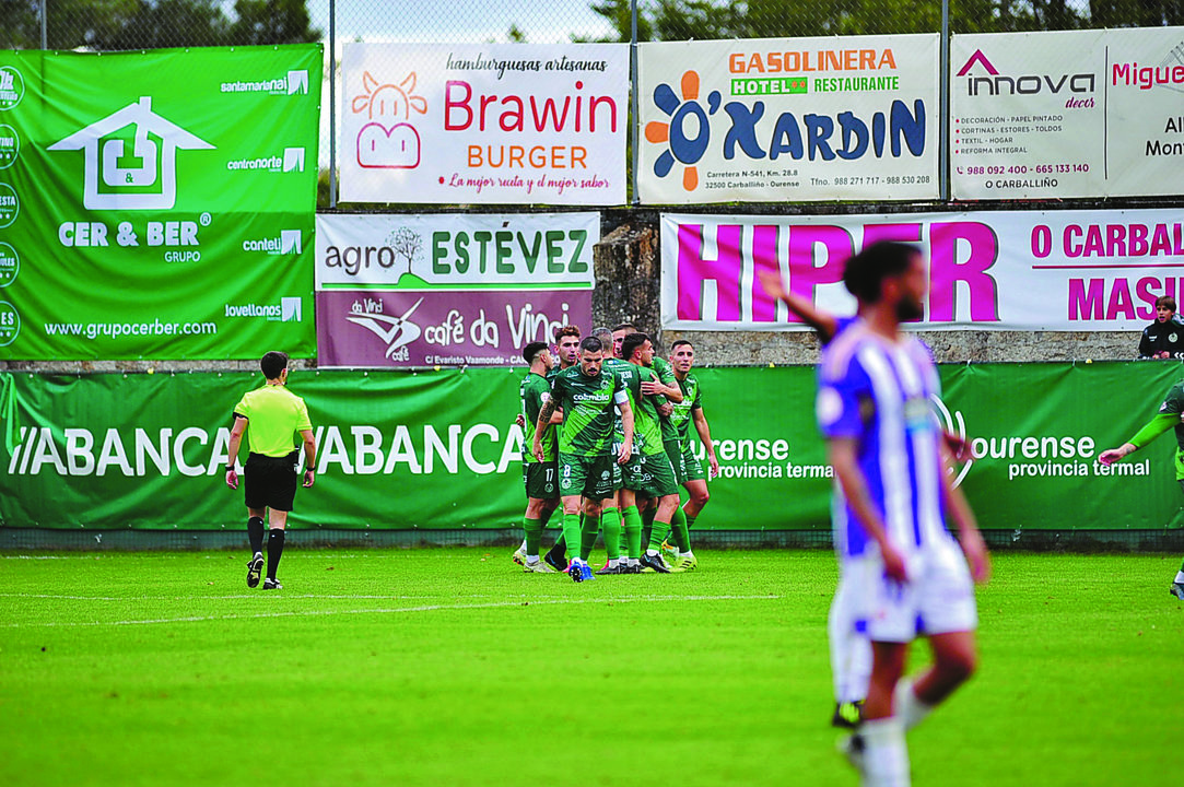 Los jugadores del Arenteiro celebran el gol marcado por Manín ante el filial del Valladolid. (JOSÉ PAZ)