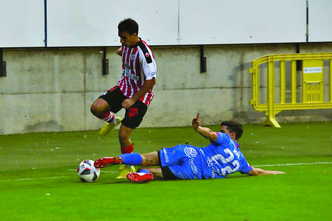 El defensa del Ourense CF Xian intenta cortar un avance de un rival.