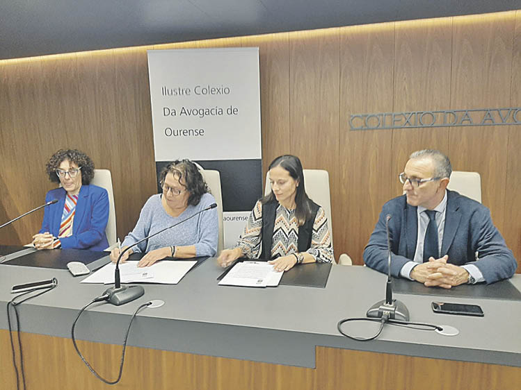 Firma del convenio, ayer en el Colexio da Avogacía de Ourense.