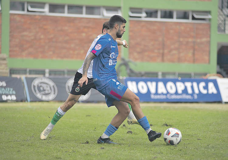 Tiago Rodríguez, del Ourense CF, efectúa un pase en un partido en O Couto. XESÚS FARIÑAS