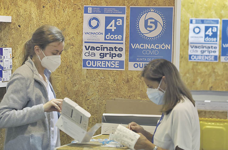 Personal sanitario, en el vacunódromo de Expourense.