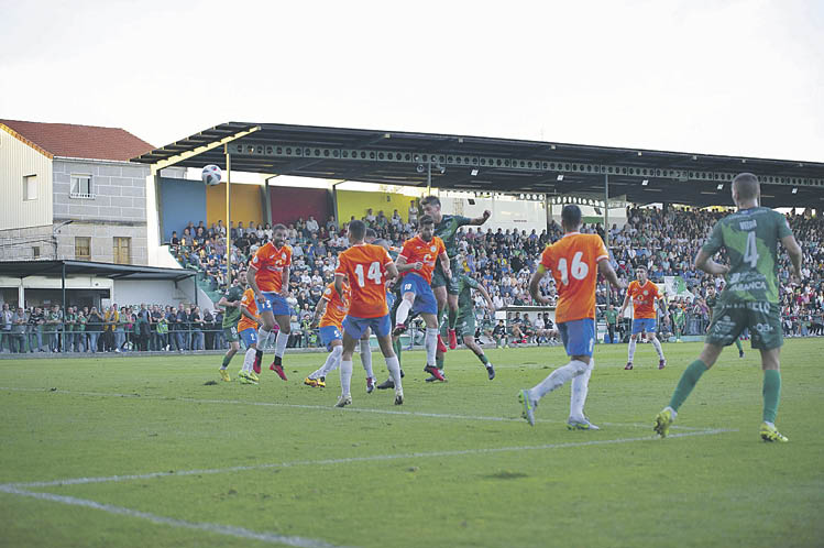 El delantero del Arenteiro Manín, remate de cabeza en el partido de Copa Federación ante el Pulido.