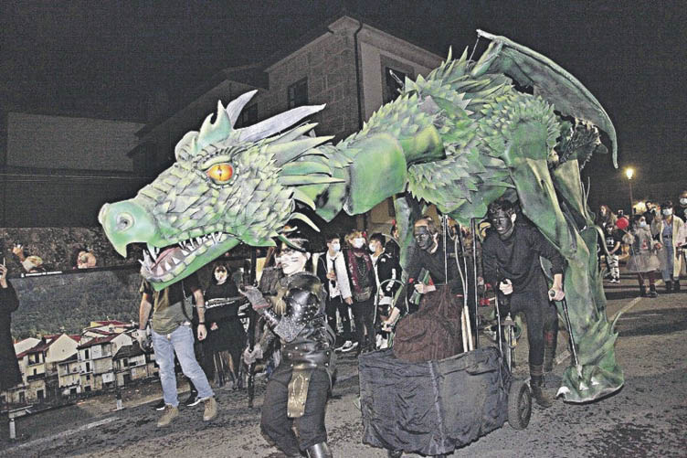 Desfile de la Noite Meiga de Ribadavia, en 2021.