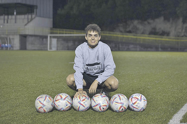 El juvenil Marcos en O Marco con seis balones, los goles que lleva anotados en la liga.