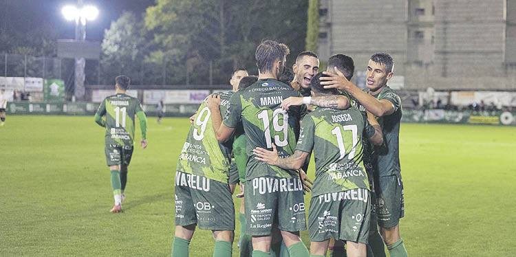 Los jugadores del Arenteiro celebran uno de los goles marcados ante el Real Unión en Espiñedo.