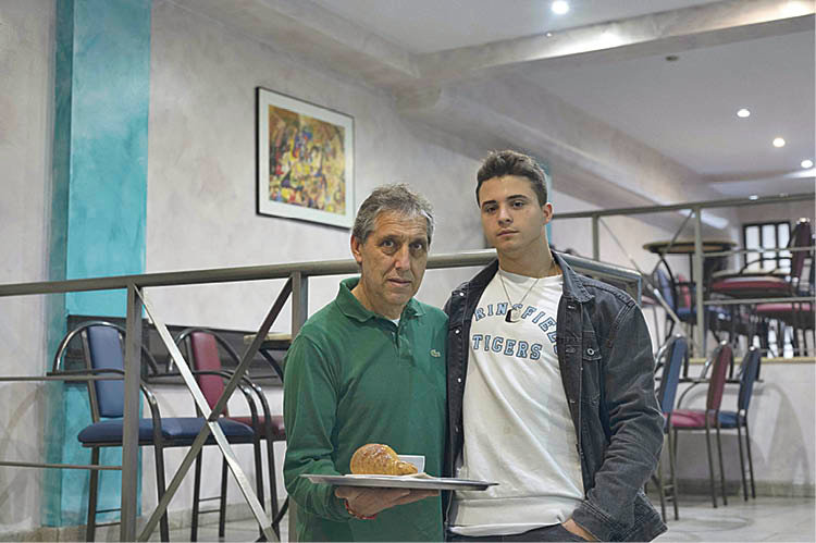 José Manuel Cerdeira y su hijo Jorge del Archy Café, en Carballiño.