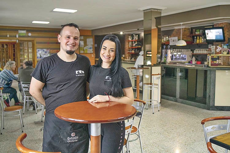 Óscar Ledo y Valeria Nikolaeva, gerentes del Hostal Restaurante O Mirador.