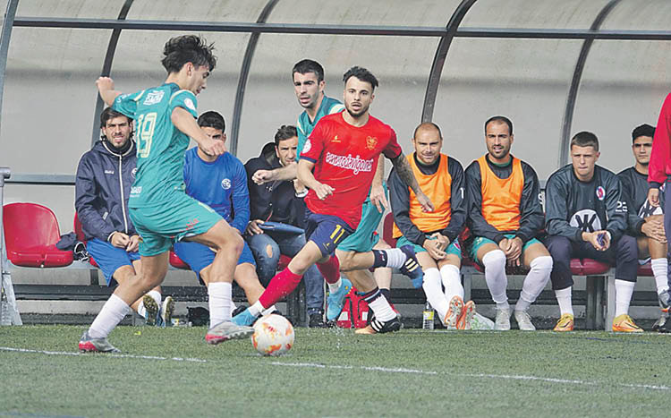 Jose, jugador de la UD Ourense, controla ante el Choco. ATLÁNTICO