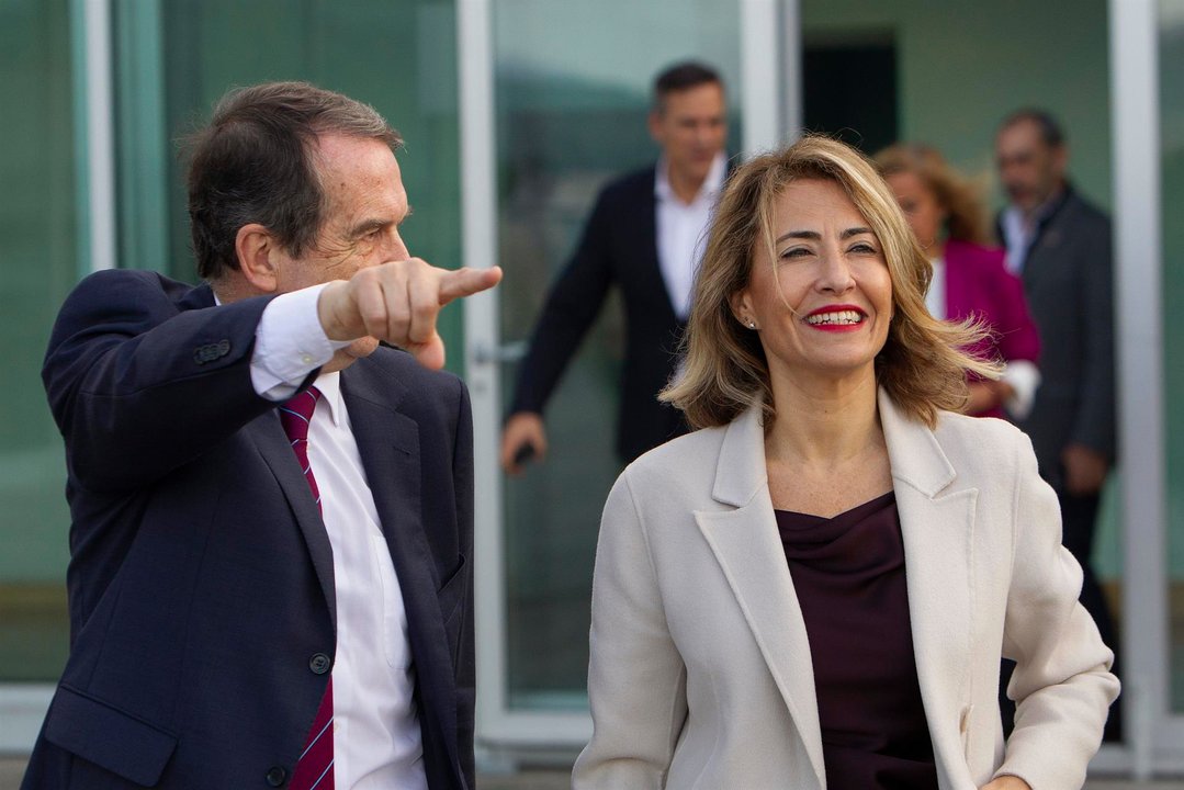 La ministra de Transportes, Movilidad y Agenda Urbana, Raquel Sánchez con Abel Caballero (EFE)