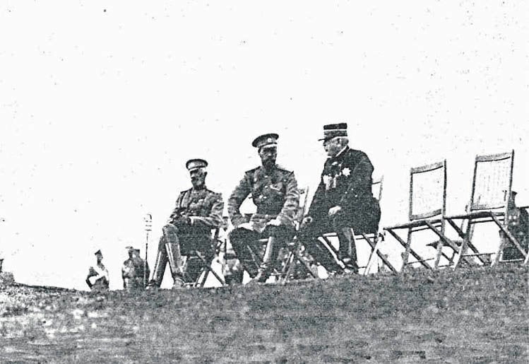 Foto 1917. ABNE. El zar, Nicolás II,  y Joffre. Al fondo el tercero, el Gran Duque Nicolaievich.
