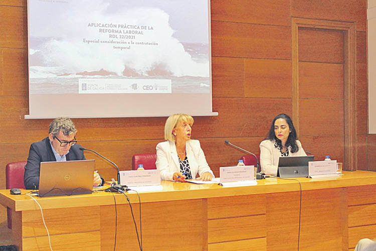 La titular de la CEO, Marisol Novoa, junto a los ponentes.