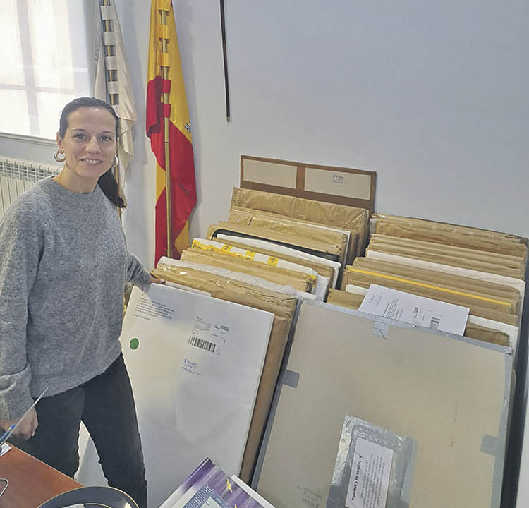 La alcaldesa de Bande, Sandra Quintas, en su despacho con parte de las maquetas presentadas al concurso.