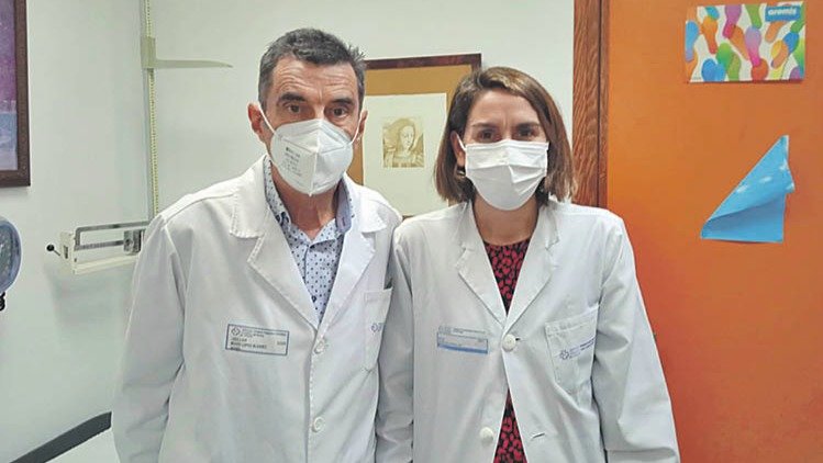 José Luis Muíño, jefe de Atención Primaria, y Silvia González, pediatra, en el centro de salud A Cuña-Mariñamansa.