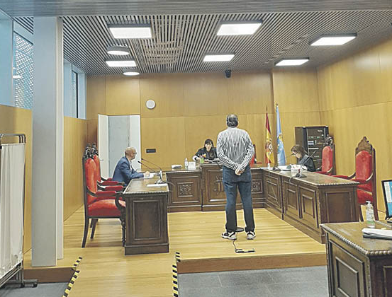 El acusado, Marcos L. U., ayer en el Juzgado de lo Penal 1 de Ourense.