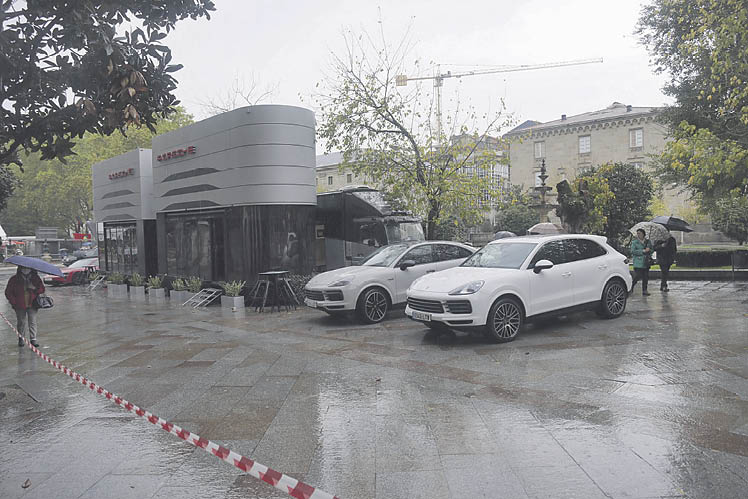 El mobile center de Porsche, instalado en pleno corazón de Ourense.