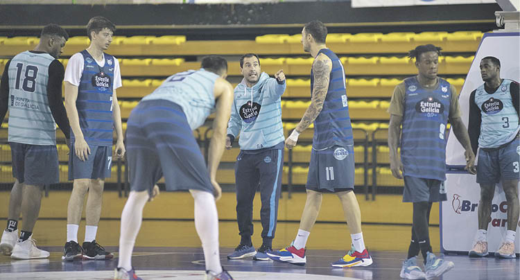 Guillermo Arenas habla con sus jugadores durante un entrenamiento en el Pazo.