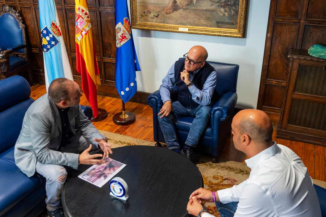 Reunión Manuel Baltar (Presidente da Deputación Ourense) con Roberto Pereira González e Jesús Pereira Touriño, Presiente e Vicepresidente da AA de Pulpeiros do Carballiño, respectivamente