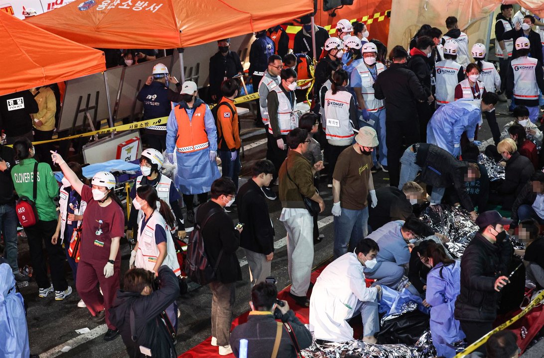 Heridos siendo atendidos tras la estampida producida esta tarde en Seúl. Foto: EFE.